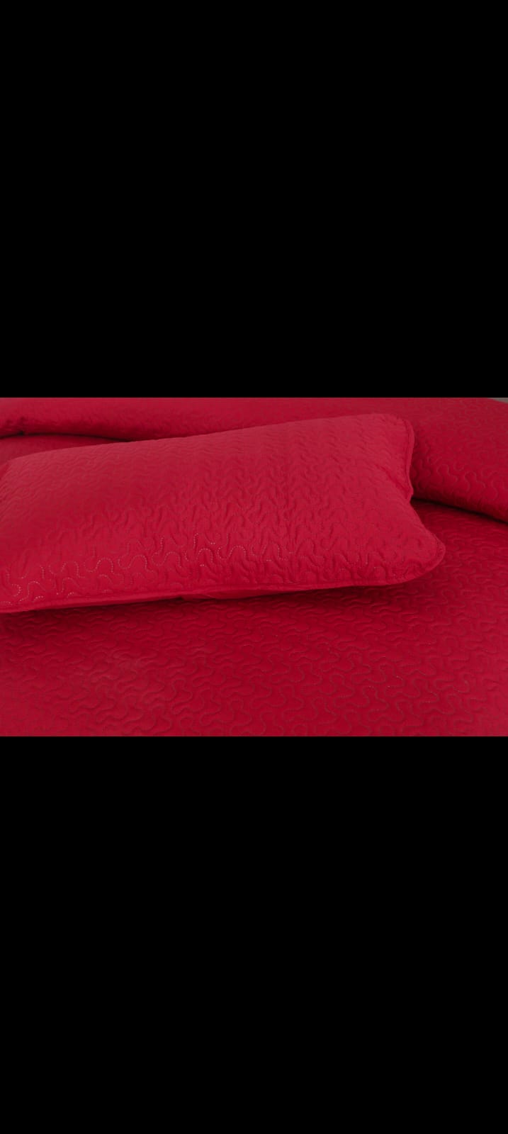 Premium Bedspread Focal Set with Matching Cushions – Stylish & Comfortable